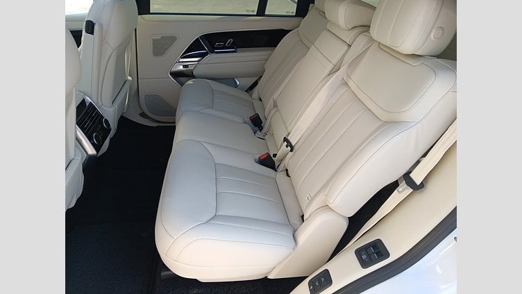 2024 SKLADOVÉ VOZIDLÁ Land Rover Range Rover Fuji White 3.0D MHEV 350PS MHEV HSE LWB AWD