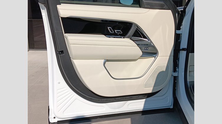 2024 SKLADOVÉ VOZIDLÁ Land Rover Range Rover Fuji White 3.0D MHEV 350PS MHEV HSE LWB AWD