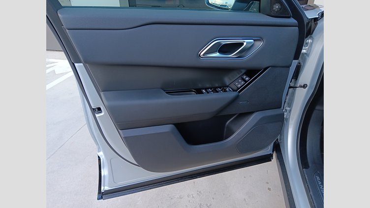 2024 SKLADOVÉ VOZIDLÁ Land Rover Range Rover Velar Hakuba Silver 2.0D 200PS MHEV Dynamic SE AWD 
