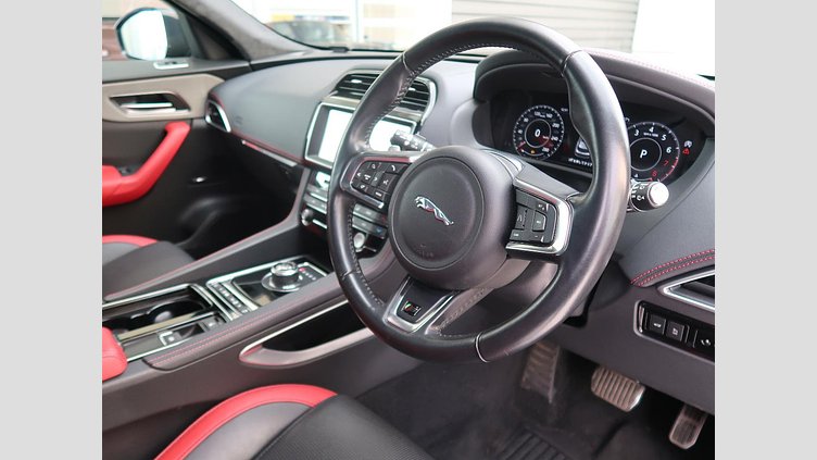 2019 認定中古車 Jaguar F-Pace Santorini Black 3.0 litre V6 Supercharged Petrol S