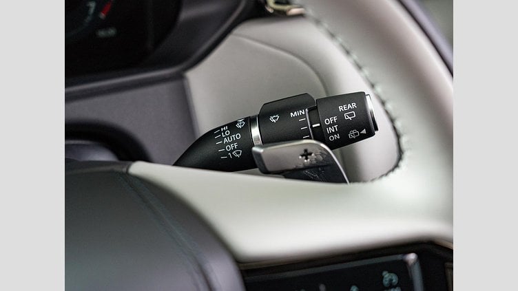 2025 認定中古車 Land Rover Range Rover Velar カルパチアングレイ P400eプラグインハイブリッド（ガソリン） スタンダードホイールベース Dynamic SE