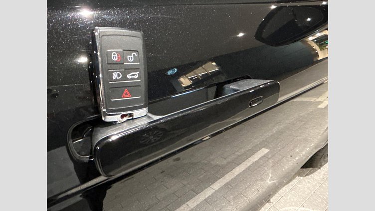 2024 認定中古車 Land Rover Range Rover Evoque サントリーニブラック P300eプラグインハイブリッド（ガソリン） スタンダードホイールベース DYNAMIC HSE