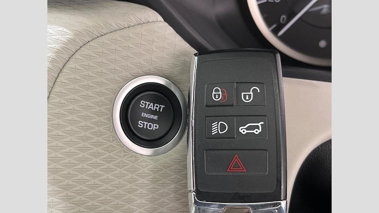 2022 認定中古車 Land Rover Range Rover Velar オストゥーニパールホワイト D200 AWD（オートマチック） MHEV R-DYNAMIC S