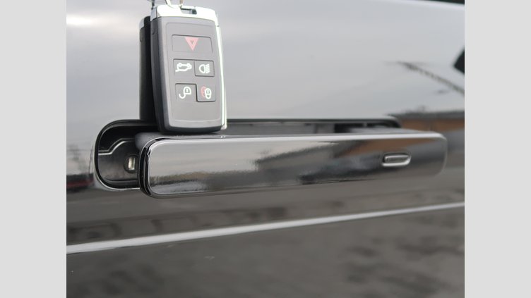 2024 認定中古車 Land Rover Range Rover Evoque サントリーニブラック P300eプラグインハイブリッド（ガソリン） スタンダードホイールベース DYNAMIC HSE