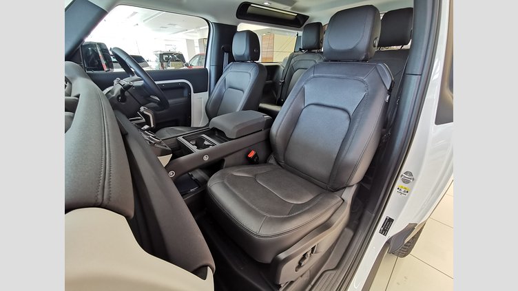 2024 認定中古車 Land Rover Defender 90 フジホワイト P300 AWD（AT） SE