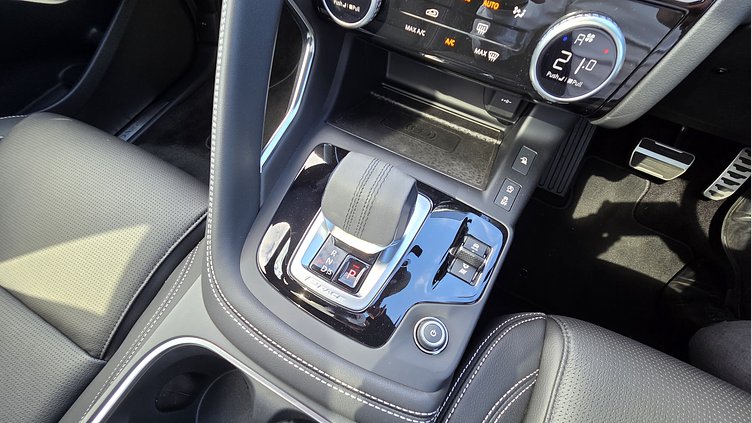 2024 Approved Jaguar E-Pace Fuji White P250 PETROL P250 R-DYNAMIC SE