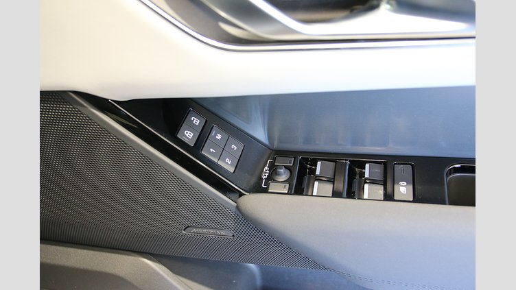 2024 認定中古車 Land Rover Range Rover Velar オストゥーニパールホワイト D200マイルドハイブリッド（ディーゼル） Dynamic SE