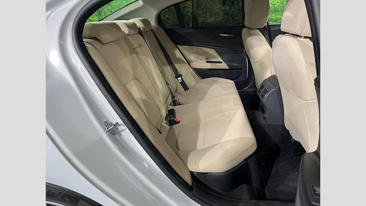 2016 認定中古車 Jaguar XE Yulong White 2WD ピュア