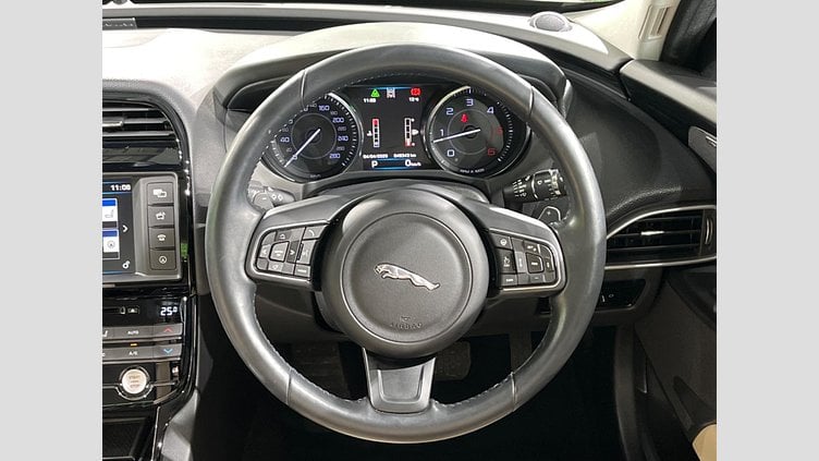 2016 認定中古車 Jaguar XE Yulong White 2WD ピュア