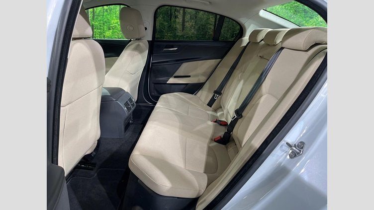 2016 認定中古車 Jaguar XE Yulong White 2WD ピュア