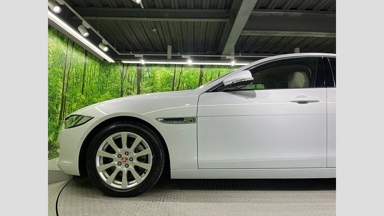 2016 認定中古車 Jaguar XE Yulong White 2WD ピュア