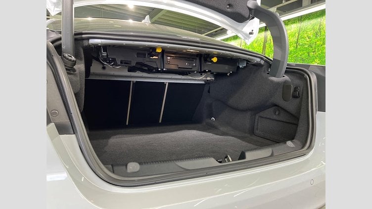 2016 認定中古車 Jaguar XE Yulong White 2WD ピュア
