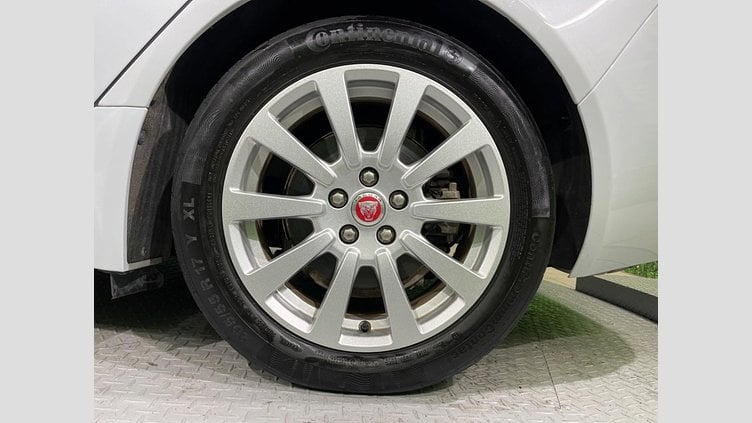 2016 認定中古車 Jaguar XE Yulong White 2WD ピュア
