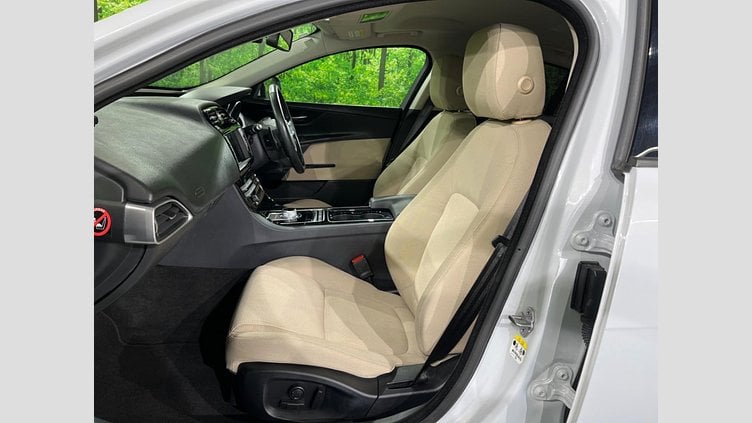 2016 認定中古車 Jaguar XE Yulong White 2WD ピュア