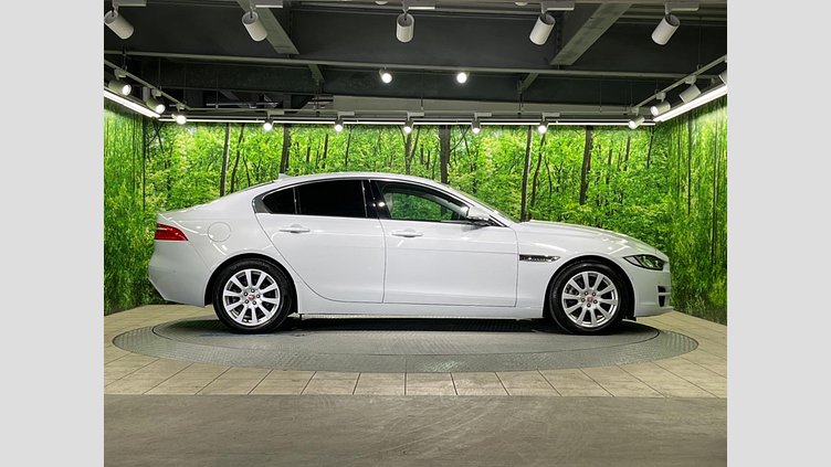 2016 認定中古車 Jaguar XE Yulong White 2WD ピュア