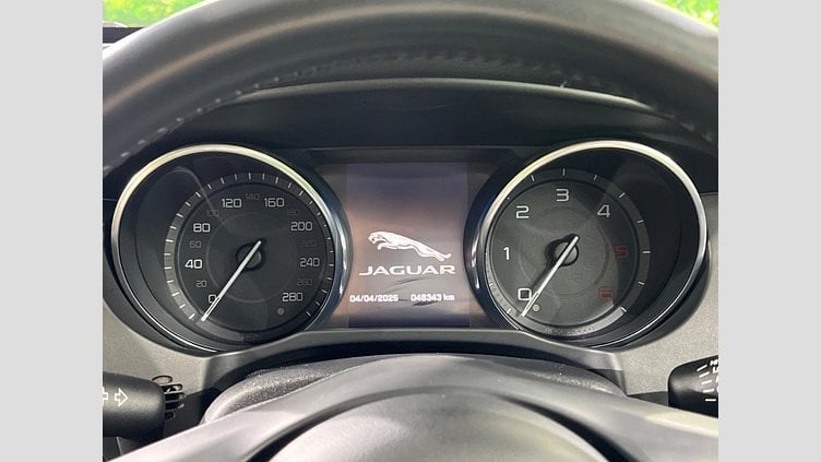 2016 認定中古車 Jaguar XE Yulong White 2WD ピュア