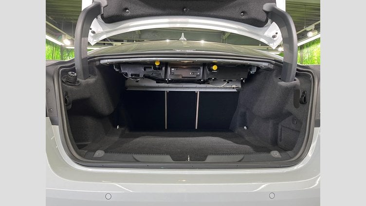 2016 認定中古車 Jaguar XE Yulong White 2WD ピュア