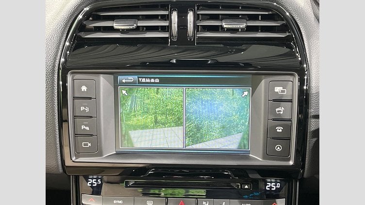 2016 認定中古車 Jaguar XE Yulong White 2WD ピュア