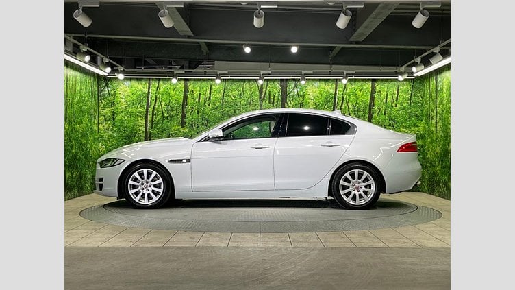 2016 認定中古車 Jaguar XE Yulong White 2WD ピュア