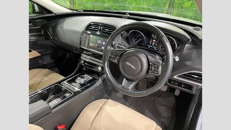 2016 認定中古車 Jaguar XE Yulong White 2WD ピュア