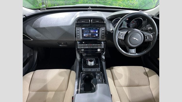 2016 認定中古車 Jaguar XE Yulong White 2WD ピュア