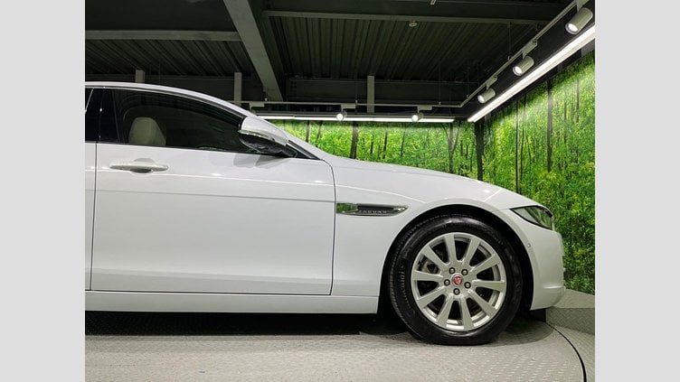 2016 認定中古車 Jaguar XE Yulong White 2WD ピュア