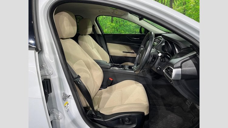 2016 認定中古車 Jaguar XE Yulong White 2WD ピュア