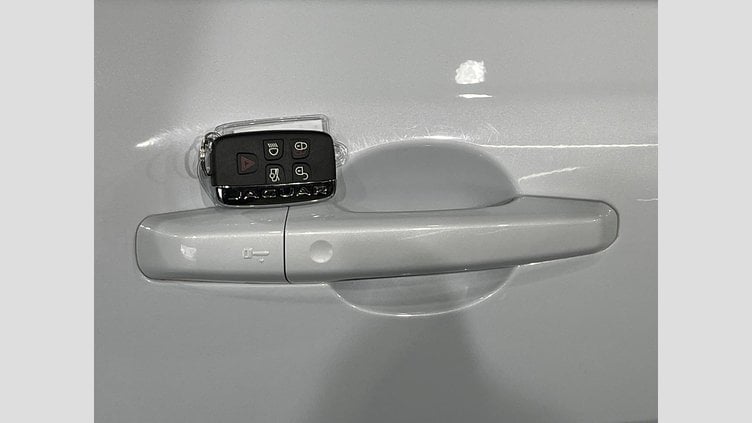 2016 認定中古車 Jaguar XE Yulong White 2WD ピュア