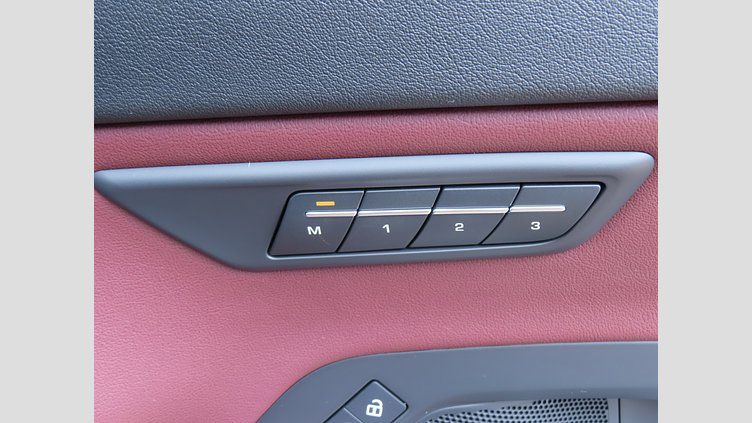 2023 認定中古車 Jaguar E-Pace サントリーニブラック D200 AWD（オートマチック） R-DYNAMICブラックエディション