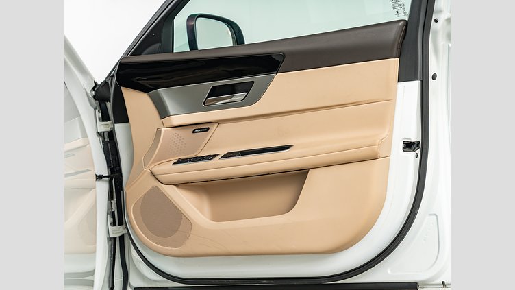 2019 認定中古車 Jaguar XF Fuji White 2.0 litre i4D Diesel プレステージ