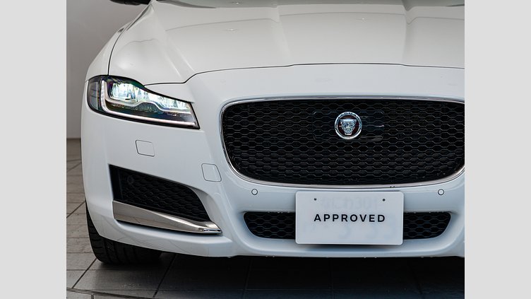 2019 認定中古車 Jaguar XF Fuji White 2.0 litre i4D Diesel プレステージ