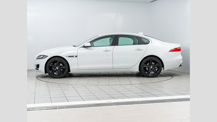 2019 認定中古車 Jaguar XF Fuji White 2.0 litre i4D Diesel プレステージ