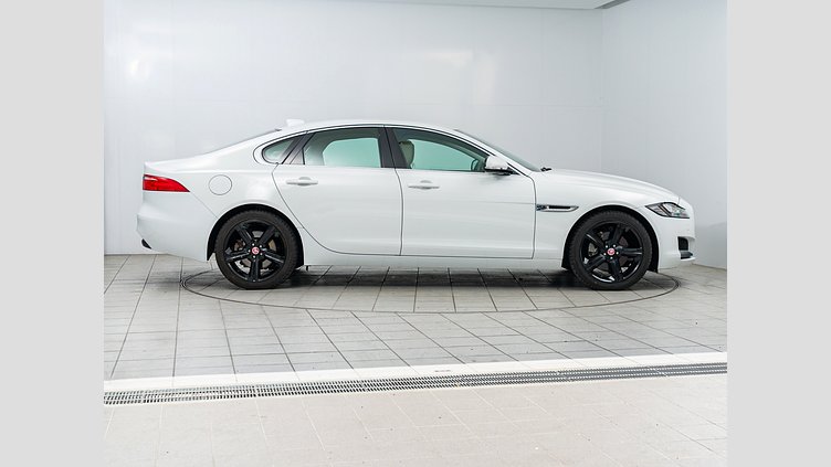 2019 認定中古車 Jaguar XF Fuji White 2.0 litre i4D Diesel プレステージ