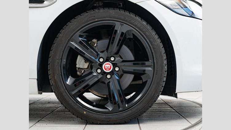 2019 認定中古車 Jaguar XF Fuji White 2.0 litre i4D Diesel プレステージ