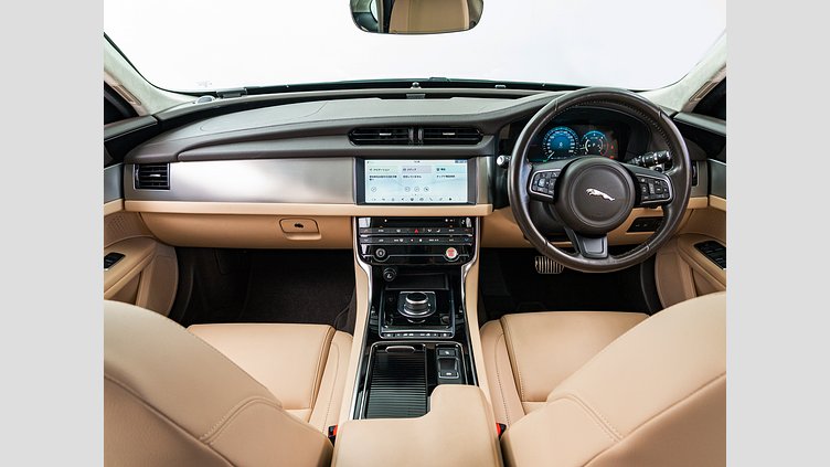 2019 認定中古車 Jaguar XF Fuji White 2.0 litre i4D Diesel プレステージ