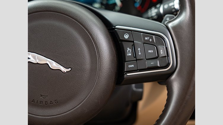2019 認定中古車 Jaguar XF Fuji White 2.0 litre i4D Diesel プレステージ