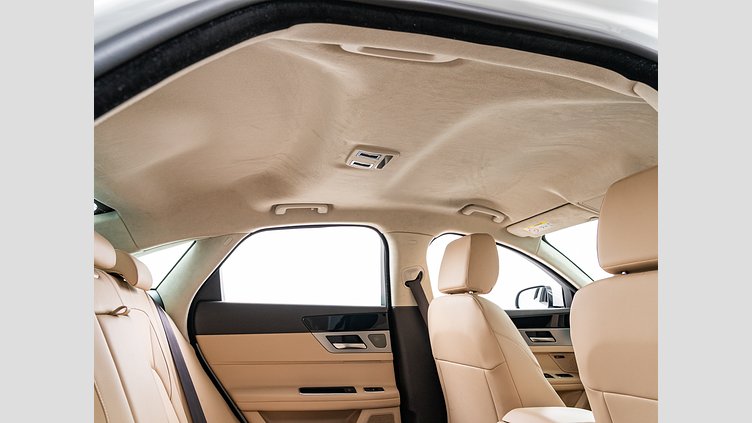2019 認定中古車 Jaguar XF Fuji White 2.0 litre i4D Diesel プレステージ