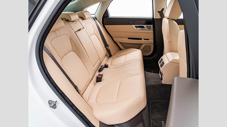 2019 認定中古車 Jaguar XF Fuji White 2.0 litre i4D Diesel プレステージ