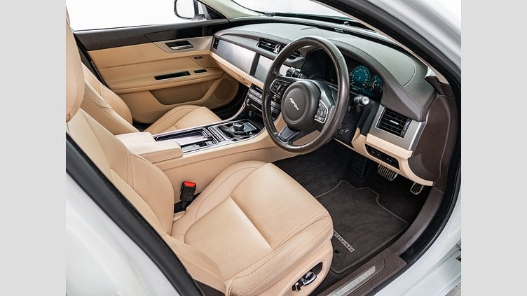 2019 認定中古車 Jaguar XF Fuji White 2.0 litre i4D Diesel プレステージ