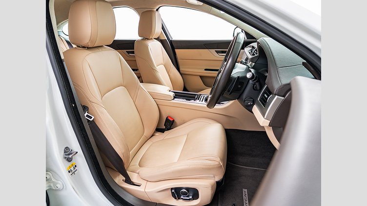 2019 認定中古車 Jaguar XF Fuji White 2.0 litre i4D Diesel プレステージ