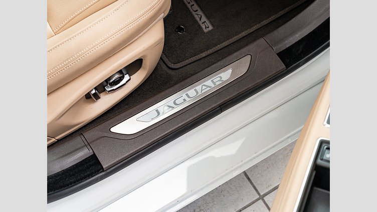 2019 認定中古車 Jaguar XF Fuji White 2.0 litre i4D Diesel プレステージ