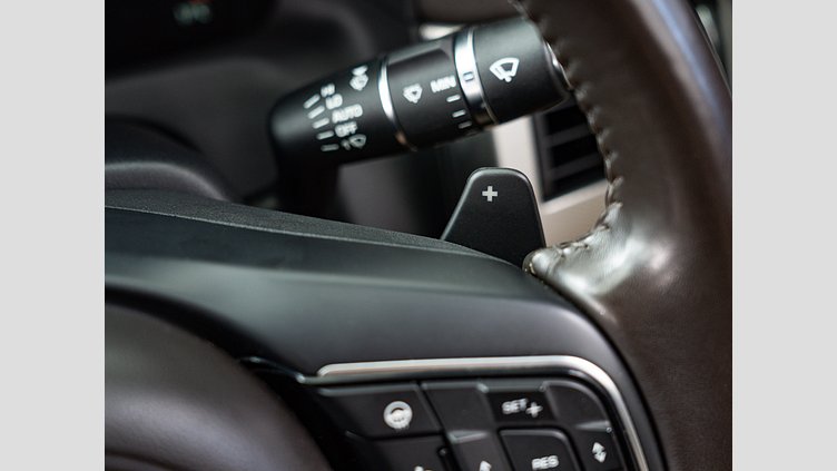 2019 認定中古車 Jaguar XF Fuji White 2.0 litre i4D Diesel プレステージ