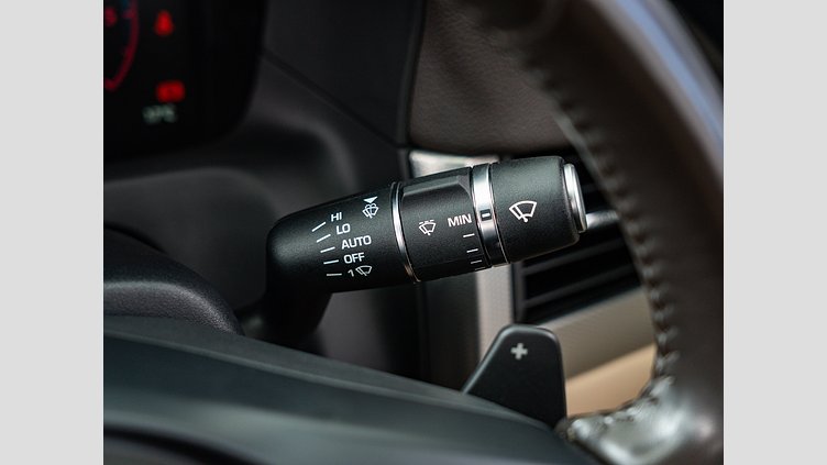 2019 認定中古車 Jaguar XF Fuji White 2.0 litre i4D Diesel プレステージ