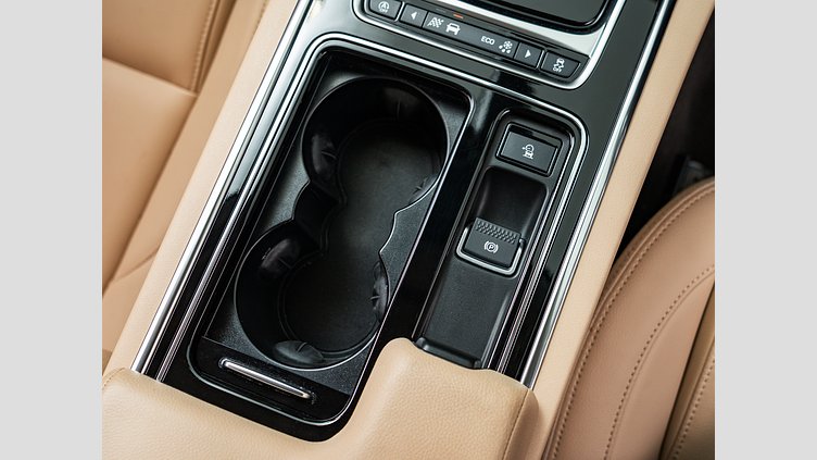 2019 認定中古車 Jaguar XF Fuji White 2.0 litre i4D Diesel プレステージ