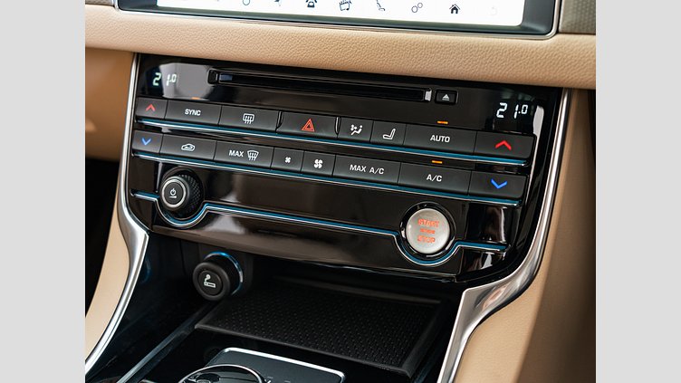 2019 認定中古車 Jaguar XF Fuji White 2.0 litre i4D Diesel プレステージ
