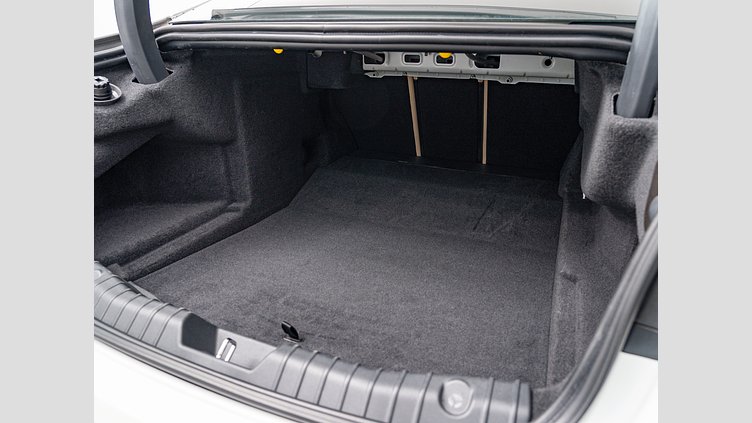2019 認定中古車 Jaguar XF Fuji White 2.0 litre i4D Diesel プレステージ