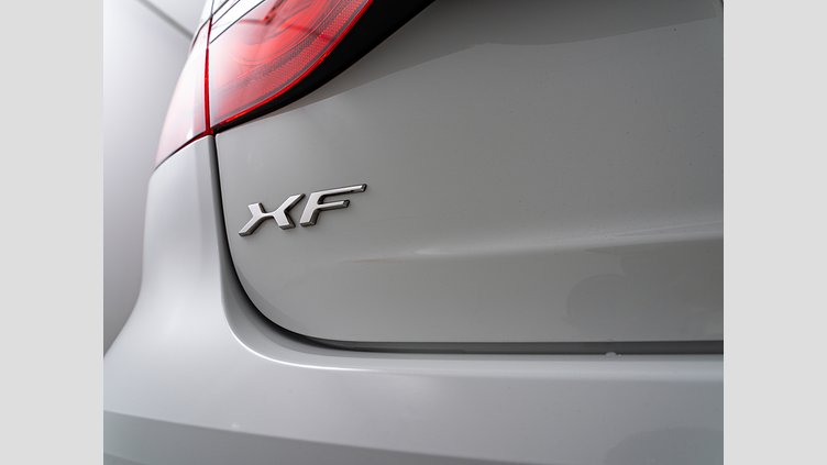 2019 認定中古車 Jaguar XF Fuji White 2.0 litre i4D Diesel プレステージ