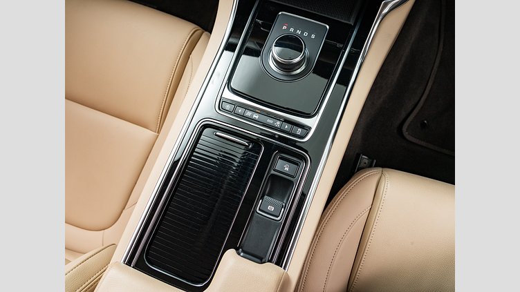 2019 認定中古車 Jaguar XF Fuji White 2.0 litre i4D Diesel プレステージ