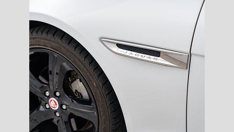 2019 認定中古車 Jaguar XF Fuji White 2.0 litre i4D Diesel プレステージ