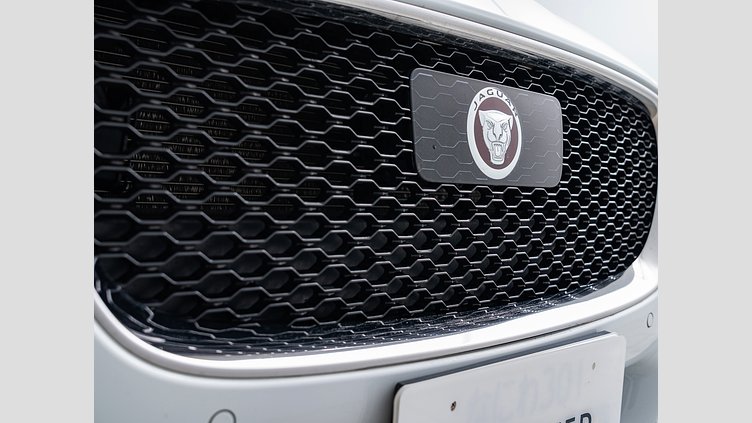 2019 認定中古車 Jaguar XF Fuji White 2.0 litre i4D Diesel プレステージ